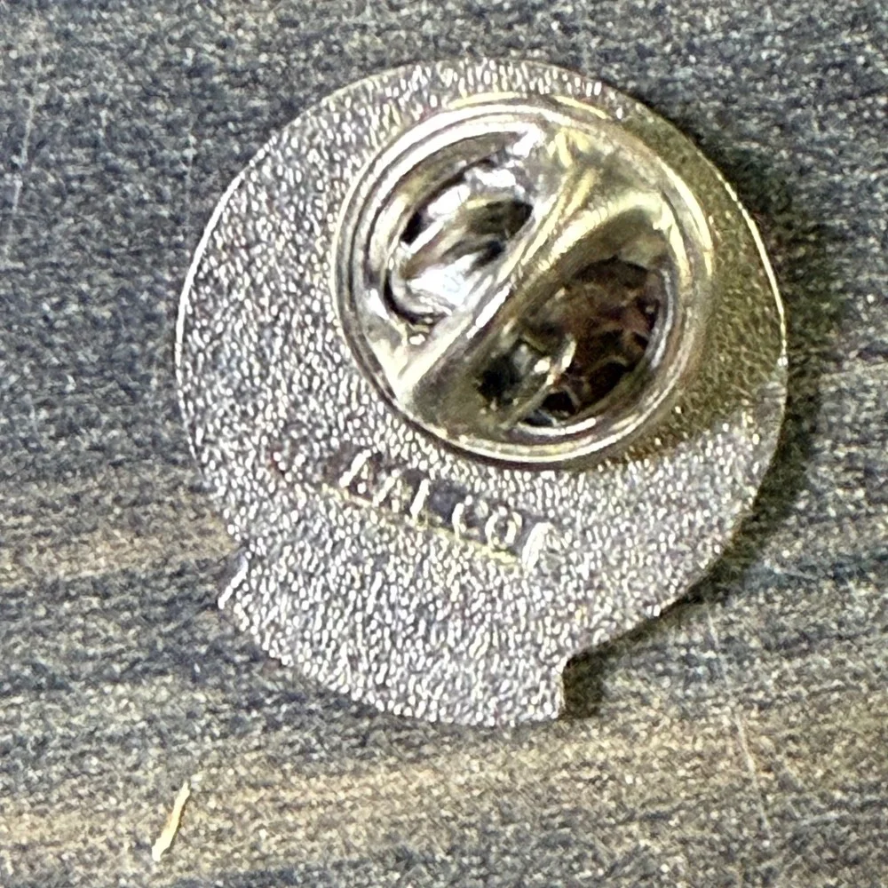 United Nations Pavilion 1986 Enamel Pin Badge Peace Dove‎ Hands Laurel Wreath